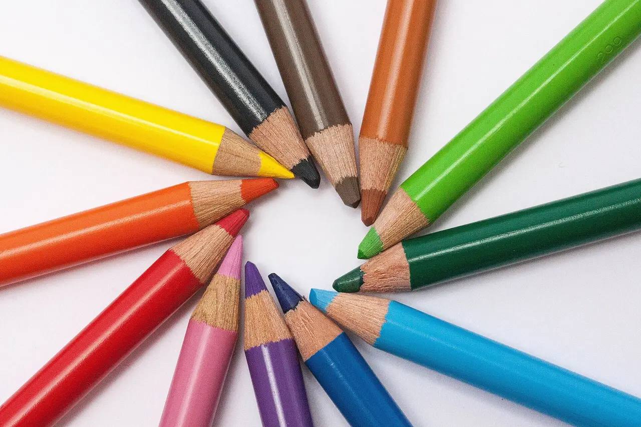 Coloured pencils in a circle with their tips pointing to the centre