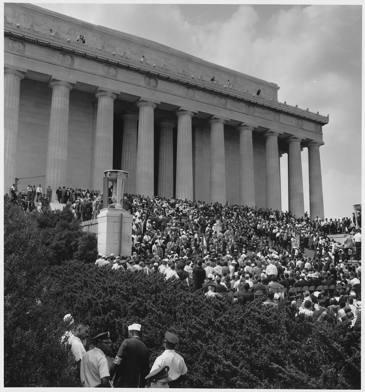 Black and white photo of a crowd in front of the Lincoln Memorial