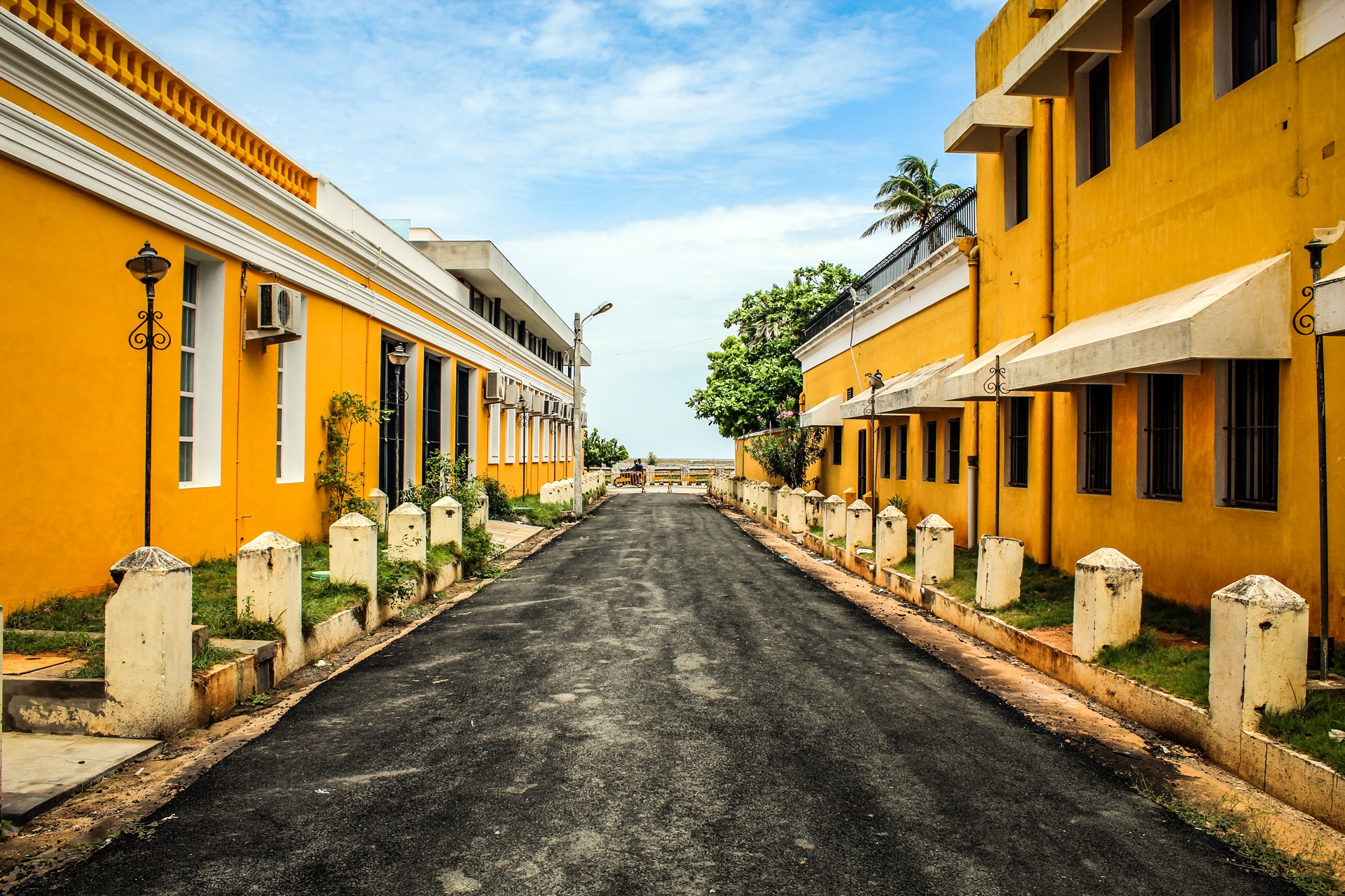 What is the title of this picture ? Pondicherry, french colonial buildings on street, India, Puducherry