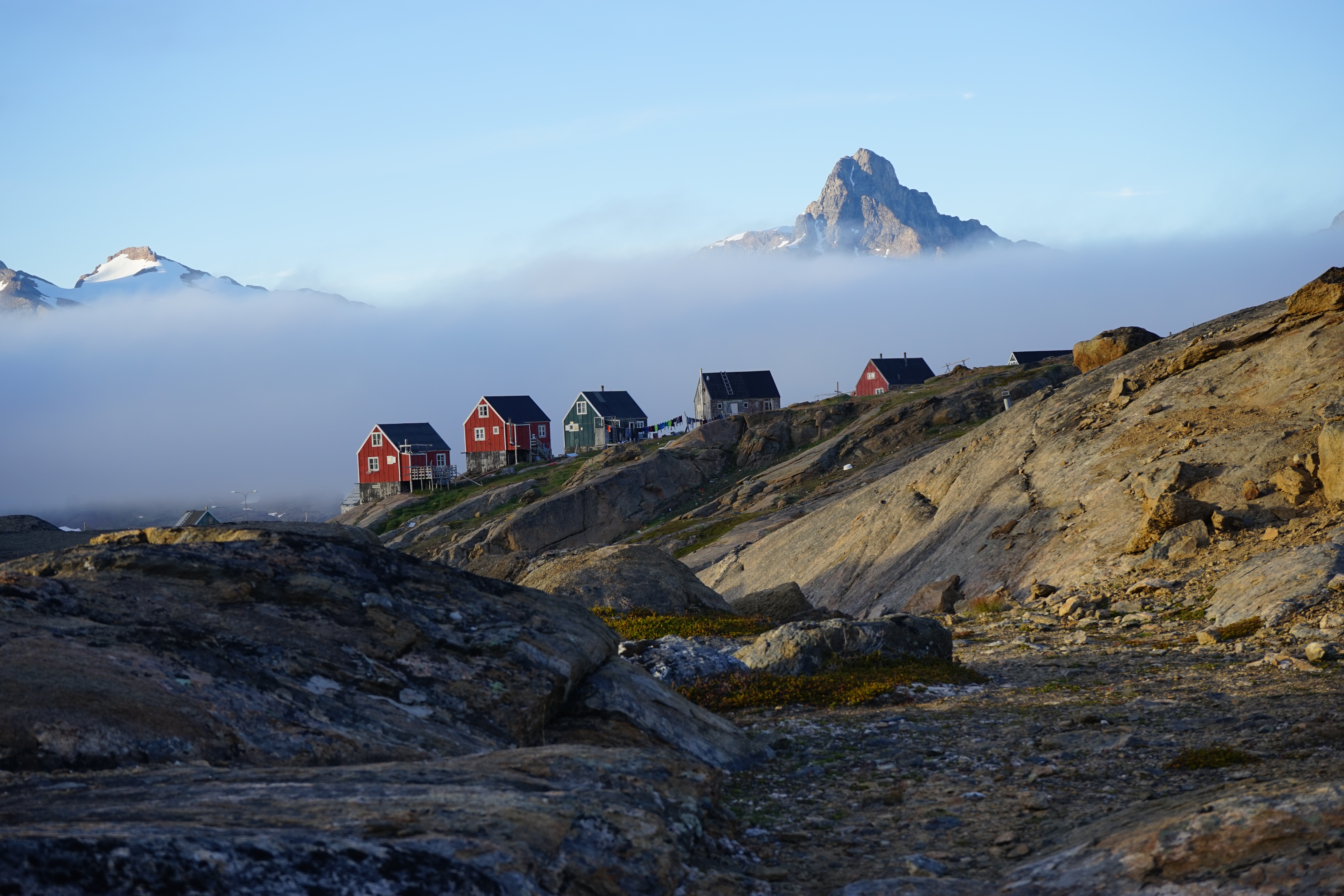 Гренландия горный. Гора гунбьёрн Гренландия. Тасиилак Гренландия. Гора ГЕОДОМ В Гренландии. Горы воткинса в Гренландии.