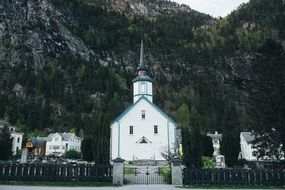 White church in front of mountains