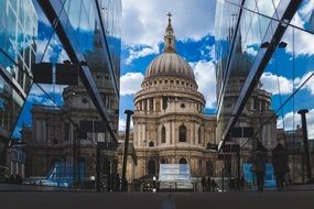 st pauls cathedral between modern building