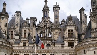 flag at roof of ChÃ¢teau de Chambord, france, loire