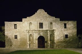 alamo mission in san antonio at night