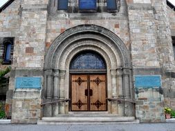 architecture of entry building of Plymouth Massachusetts