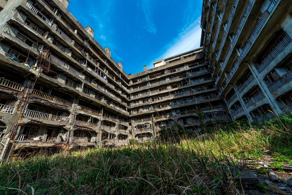 ruined city of Nagasaki is located in the west of Kyushu Island