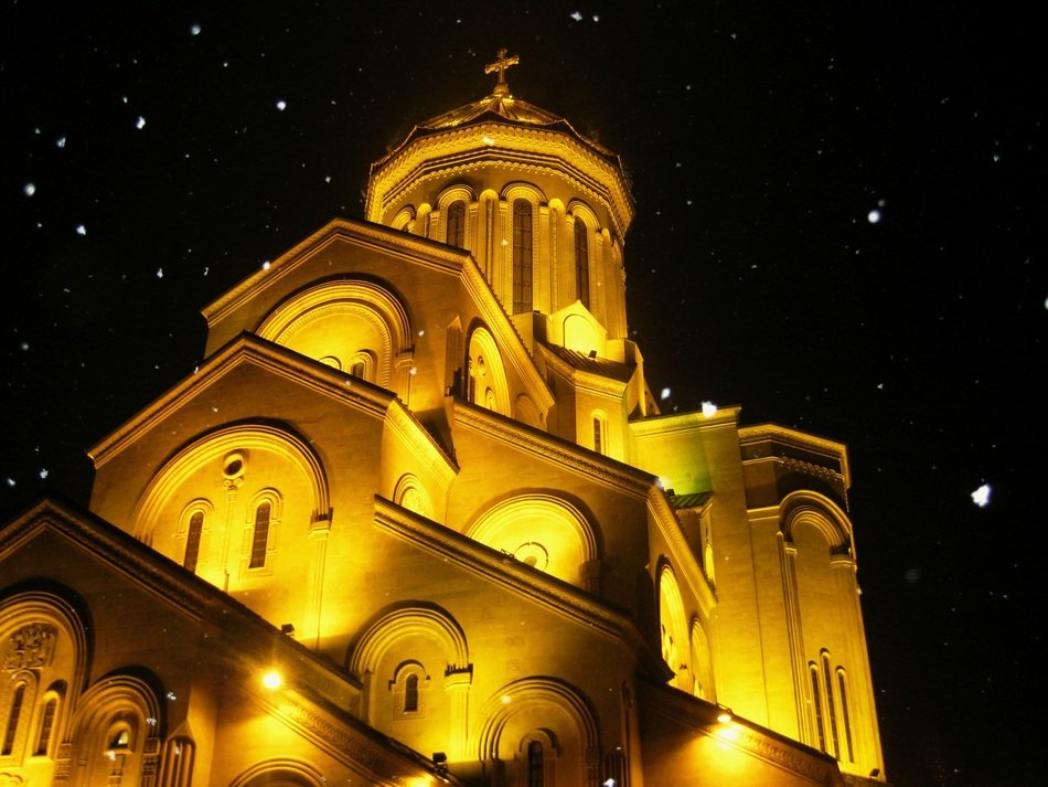 Night picture of sameba in Tbilisi
