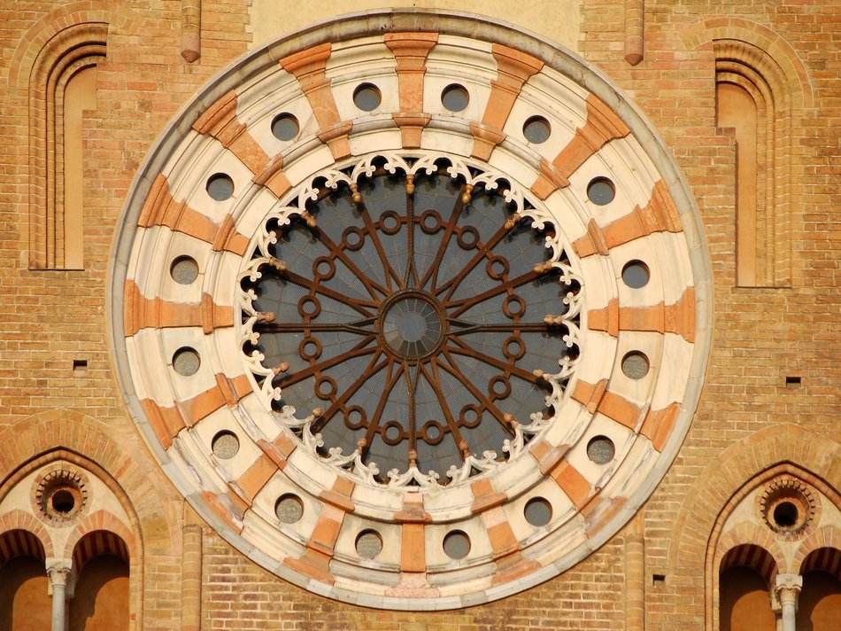 rose window in lodi cathedral