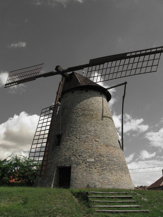 SÃ¡frik Windmill with broken paddle, hungary, Kiskunhalas