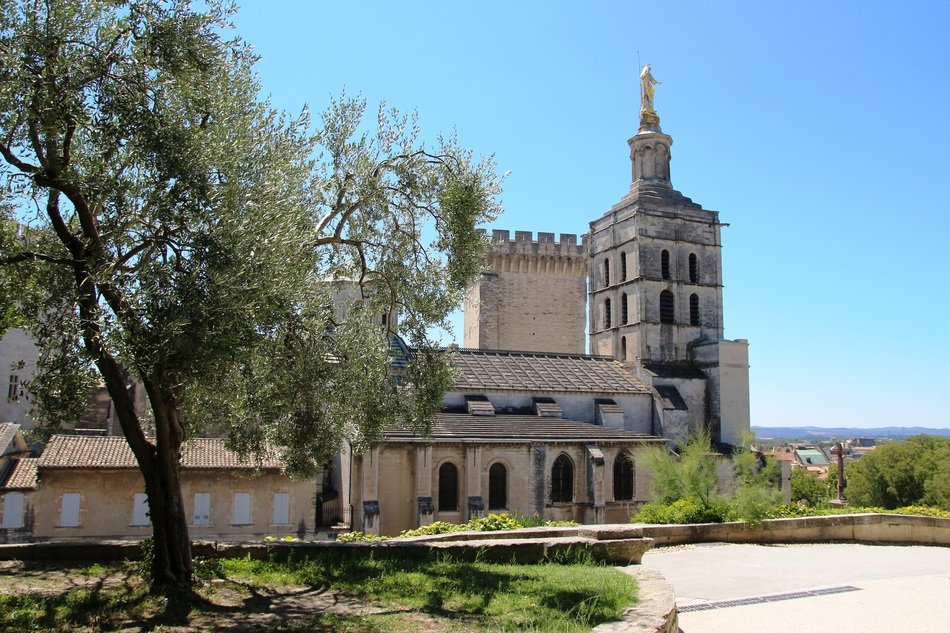 Frontal view of the palais des papes in Avignon
