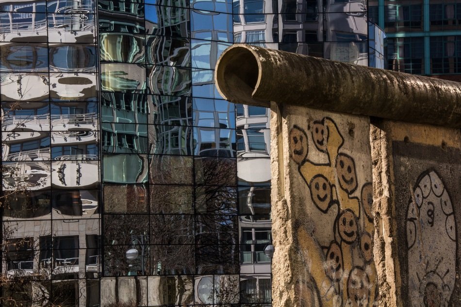 fragment berlin wall building