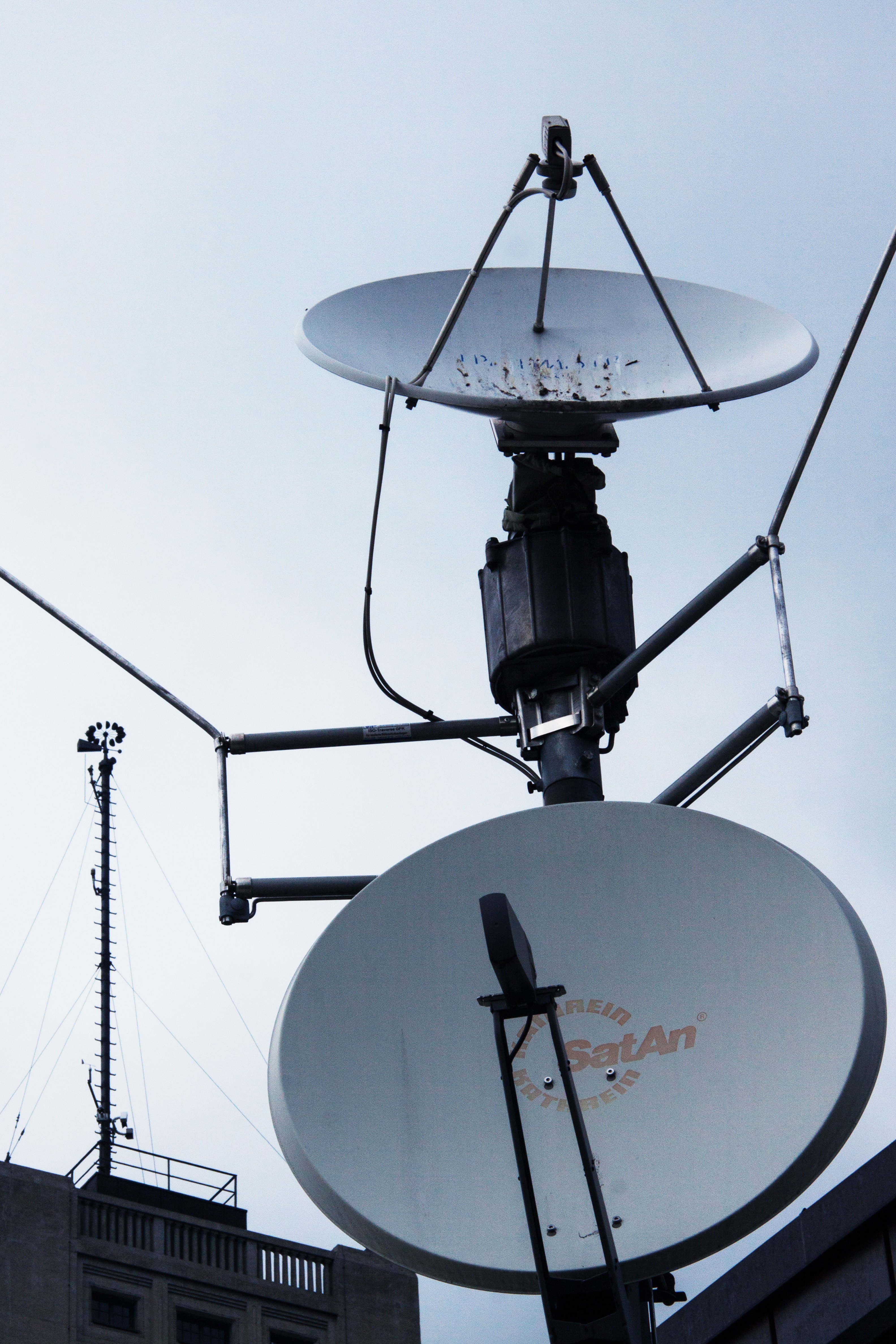 Спутники эфир. Спутниковая антенна. Спутниковые антенны для трансляции каналов. Вещательный Спутник. Иранская спутниковая тарелка.