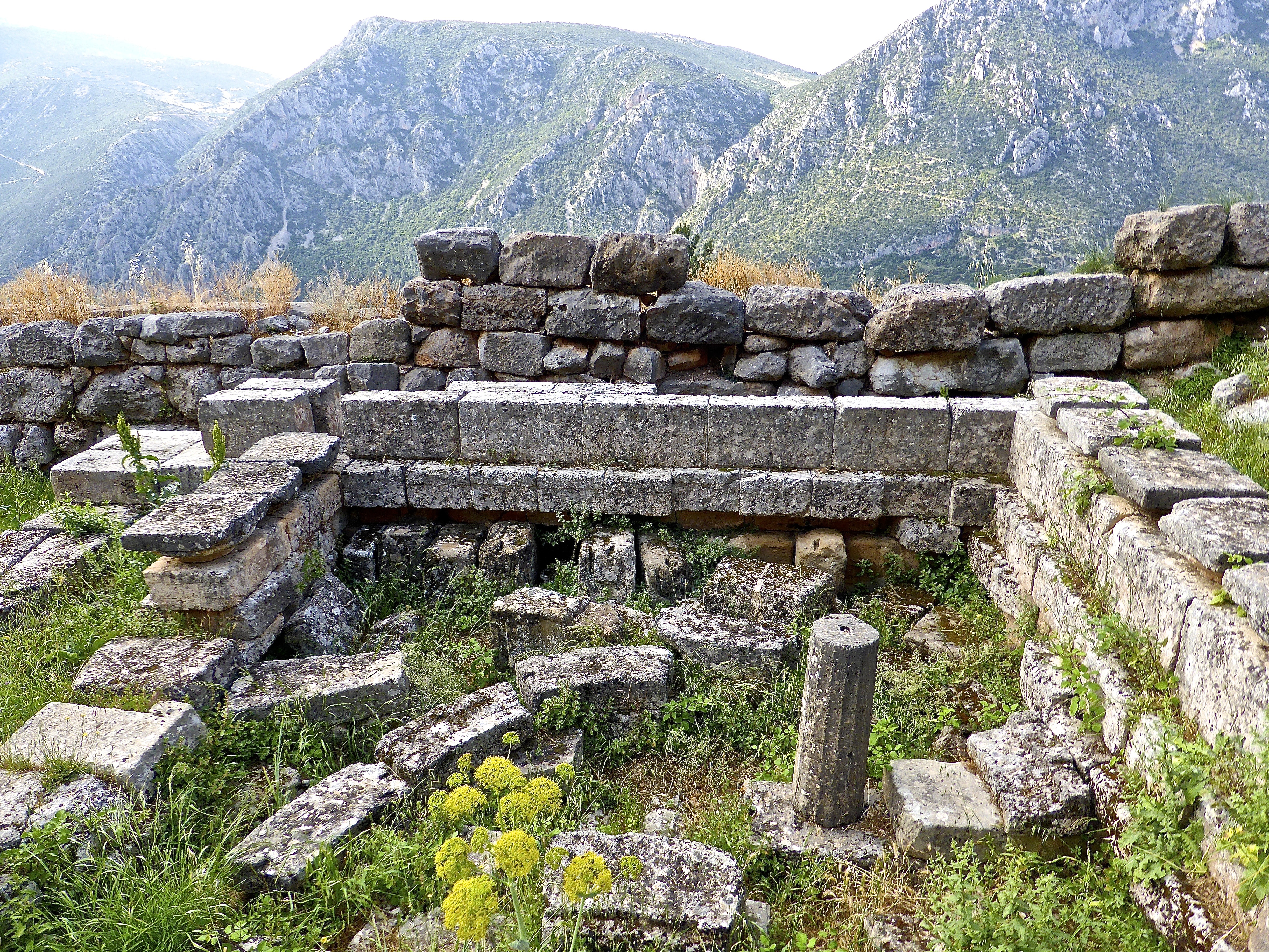 Древний бесплатный. Руины храма солнца в модере. Картина Temple on Rock. Greco-Roman Ruins.