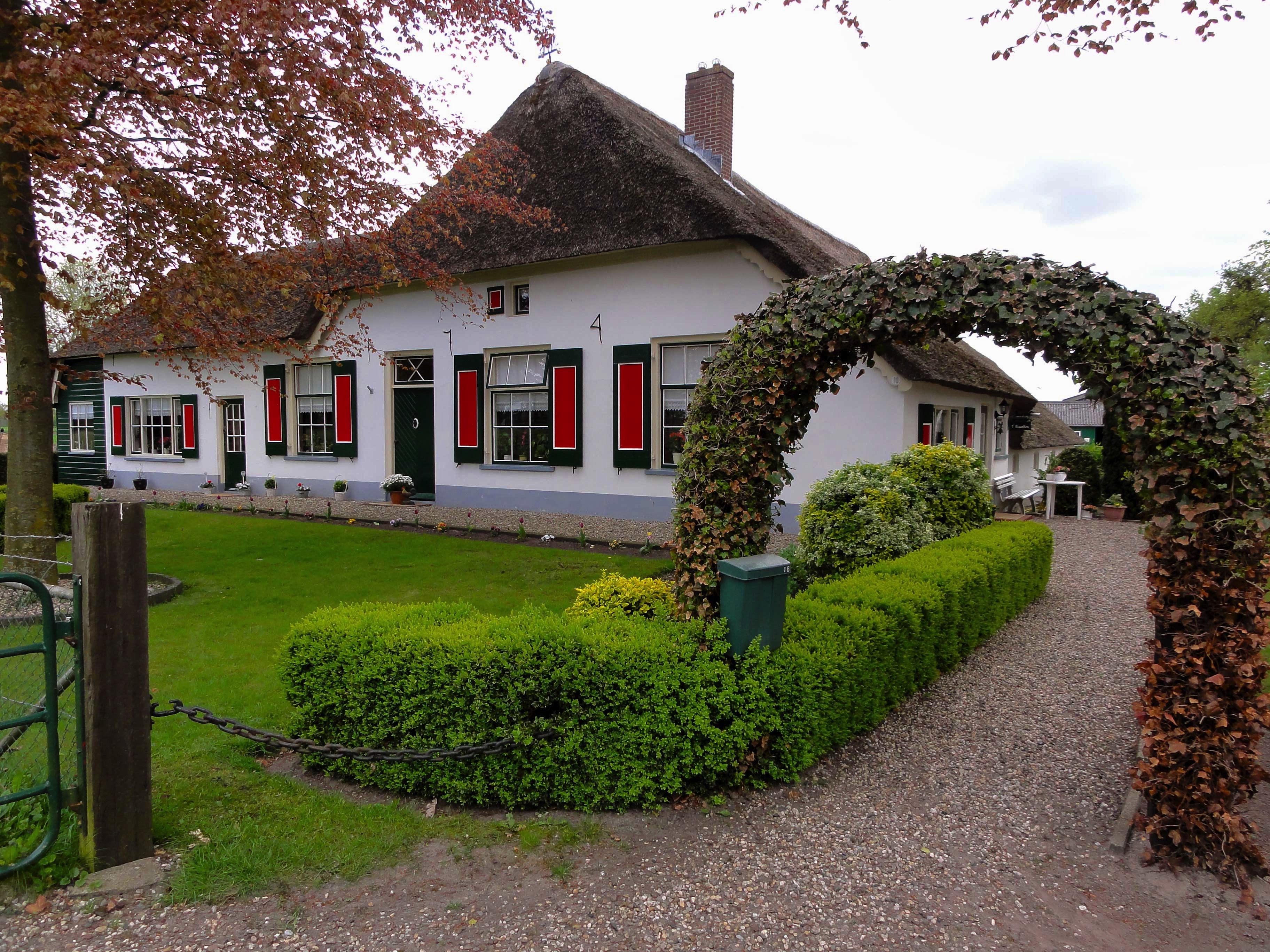 Village house. Бирр, Ирландия изгородь. Голландский сад изгородь. Голландский парк изгородь. Голландский стиль в ландшафтной архитектуре.