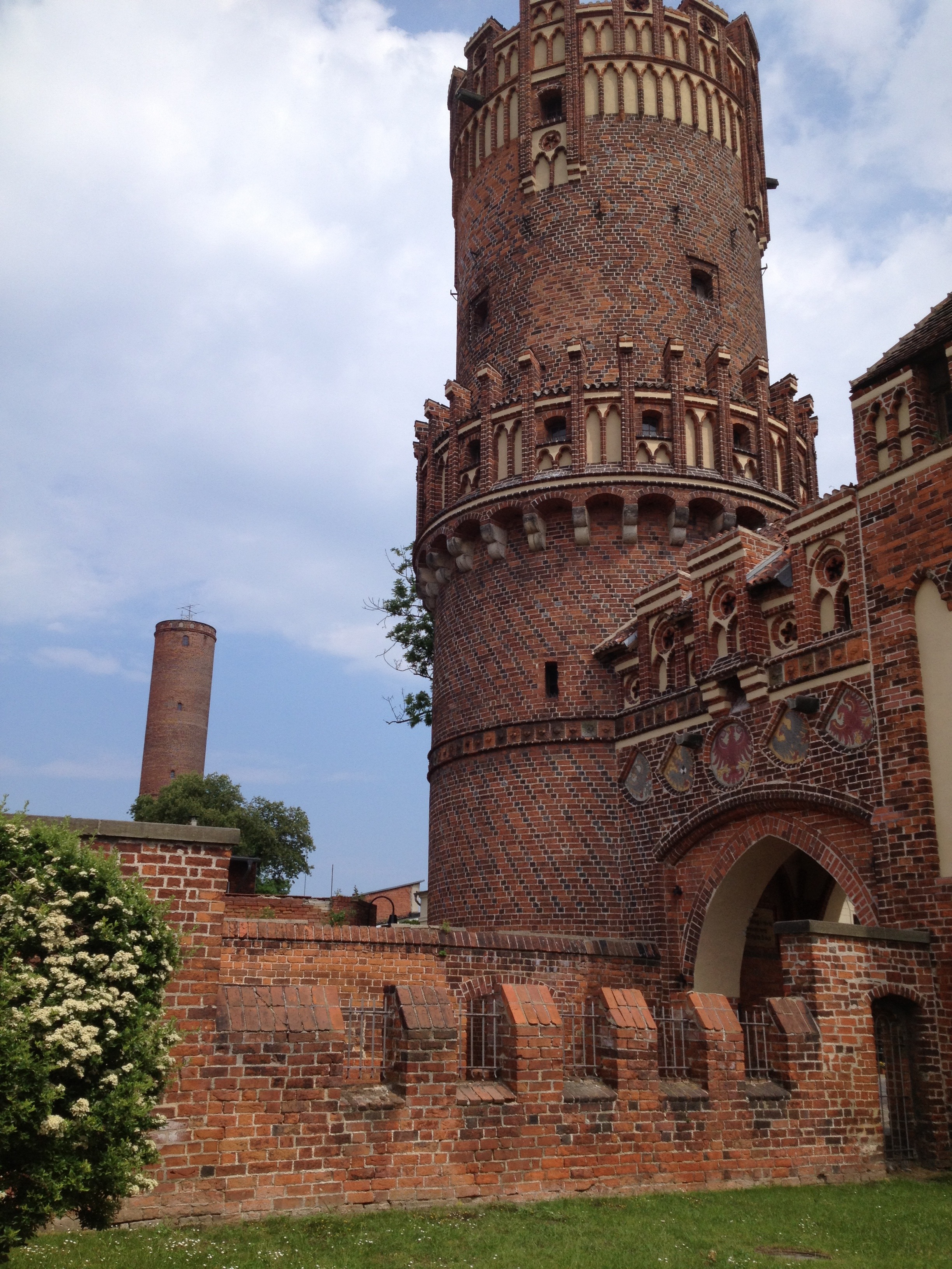 Какая башня самая старая. Camelot башня кирпичная историческая. Старинная башня. Башня замка. Замки древние с башнями.