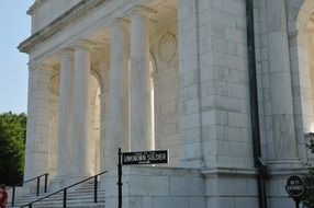 direction sign to tomb of the unknown soldier, usa, washington dc