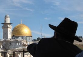 Rabbi indicates in the Dome of the Rock, Jerusalem