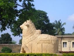 greate bull, nandhi, statue in park, india, gangaikonda cholapuram