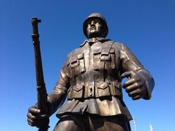 soldier with gun, bronze figure at sky, world war II memorial