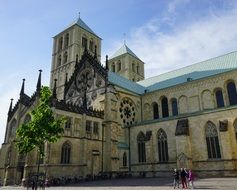 tourists visiting saint paul's cathedral in Munster