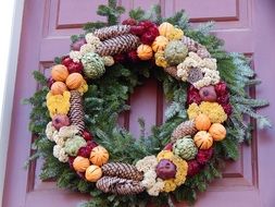 traditional festive wreath on the door to williamsburg
