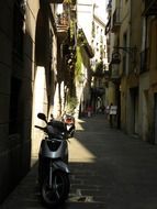 Picture of narrow Spanish street