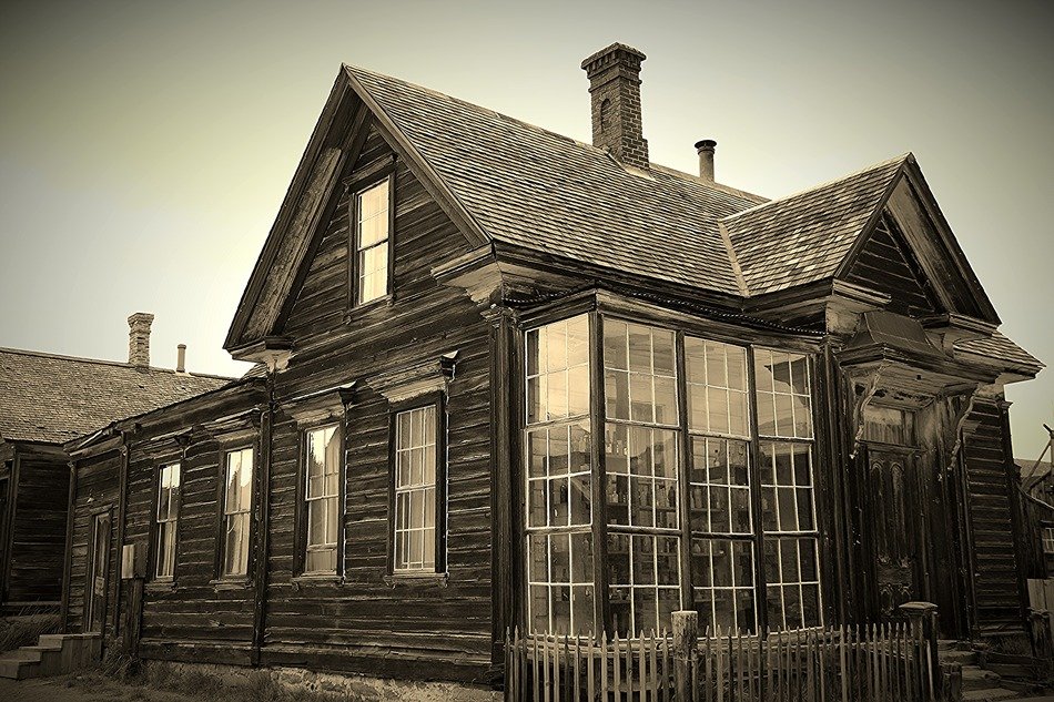 old wood abandones house gray colours photo