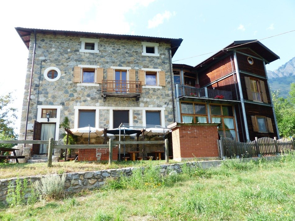 Mini-Hotel Locanda del Sorriso takes a large stone building, located in a quiet Trinite