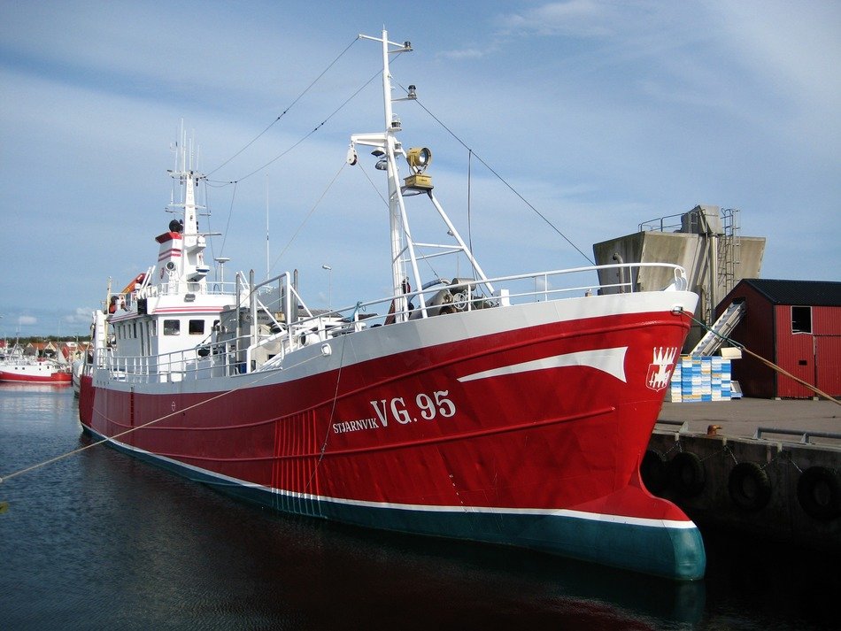 red fishing boat in port, sweden, trÃ¤slÃ¶vslÃ¤ge