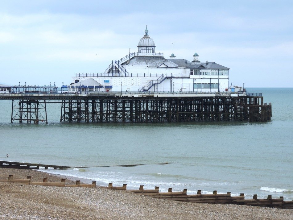 Photo pf seafront eastbourne pier