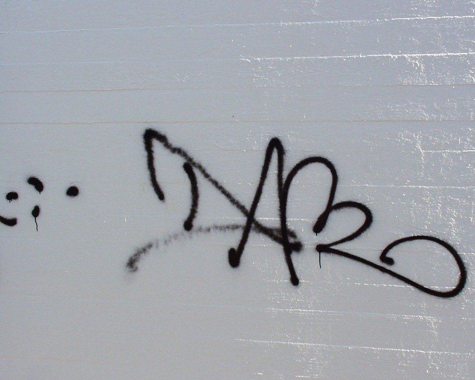 spray text on the wall