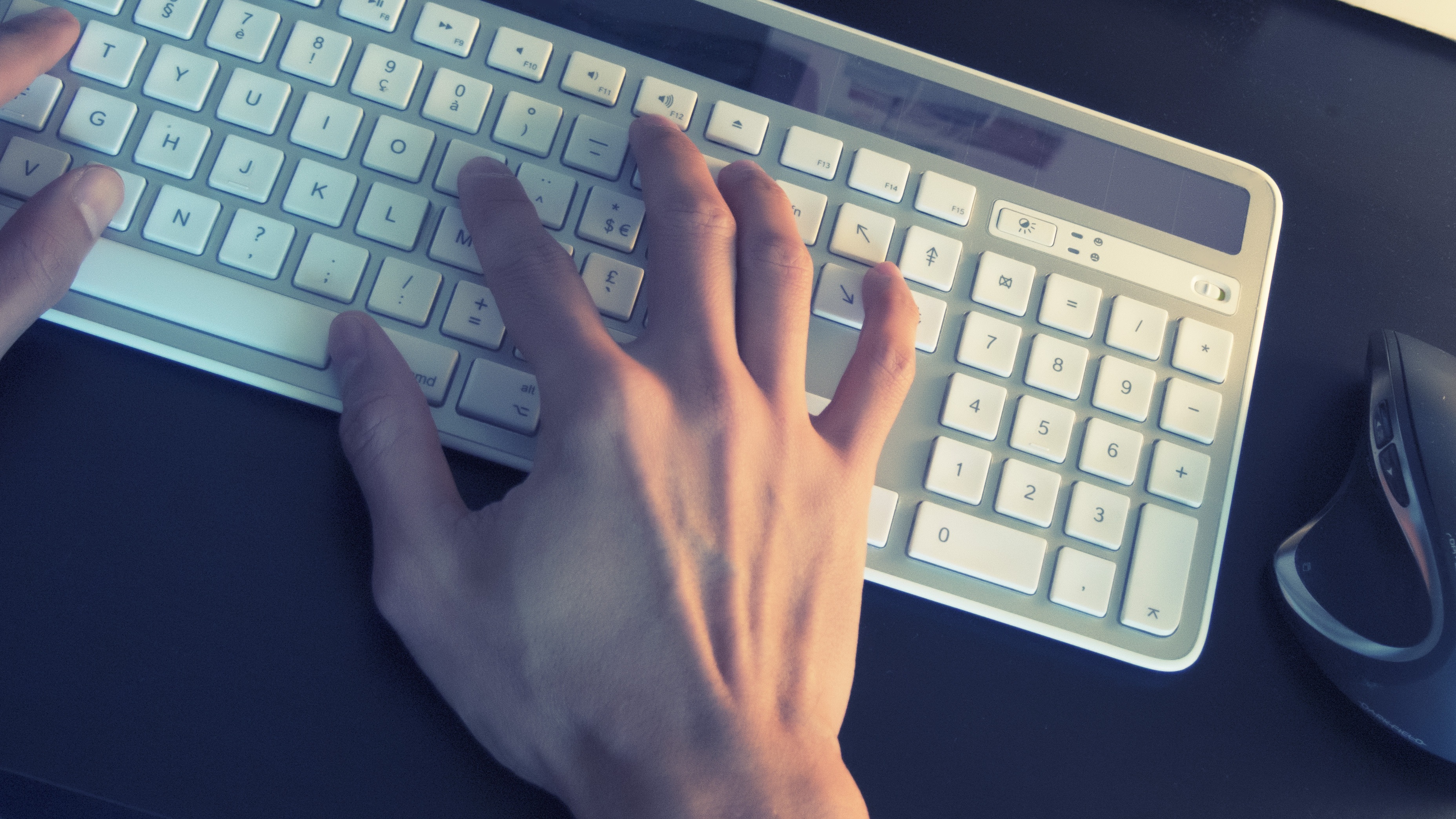 Typing center. Hand working on the Keyboard. Мешают ли ногти работать на клавиатуре.