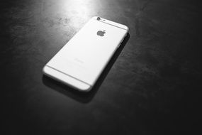 picture of iphone in black and white