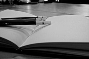 notebook and pens monohrom foto