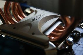 Place contact of the cooler with the processor