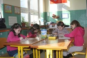 children in drawing class