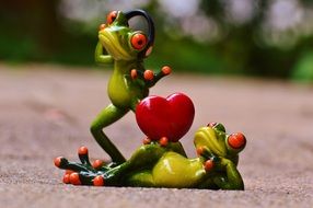 ceramic frogs with heart and headphones