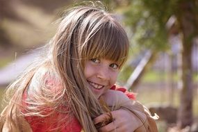 blond child with a smiling face