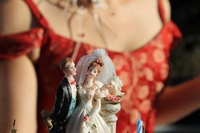 dolls of the bride and groom on the wedding cake