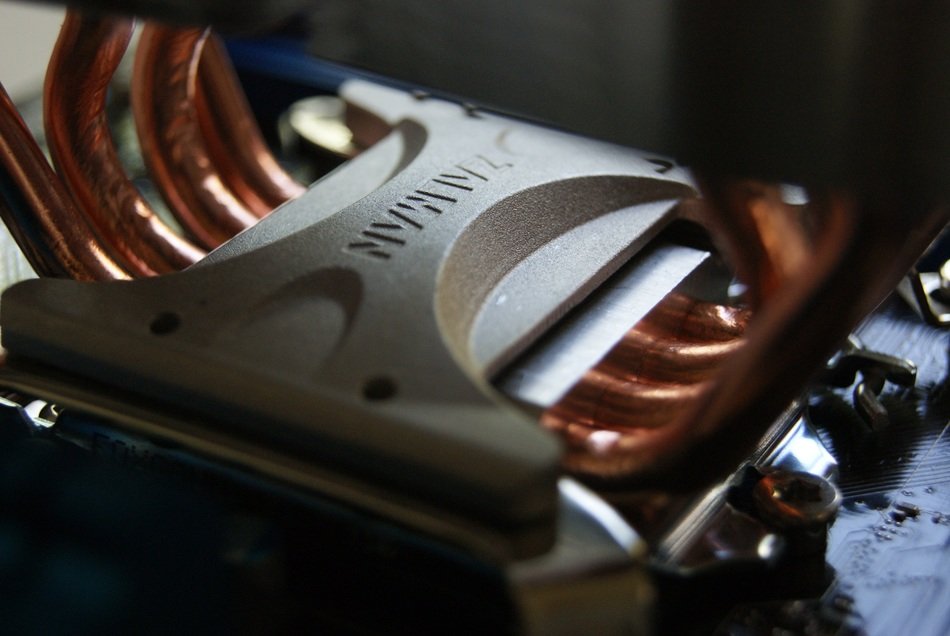 Place contact of the cooler with the processor