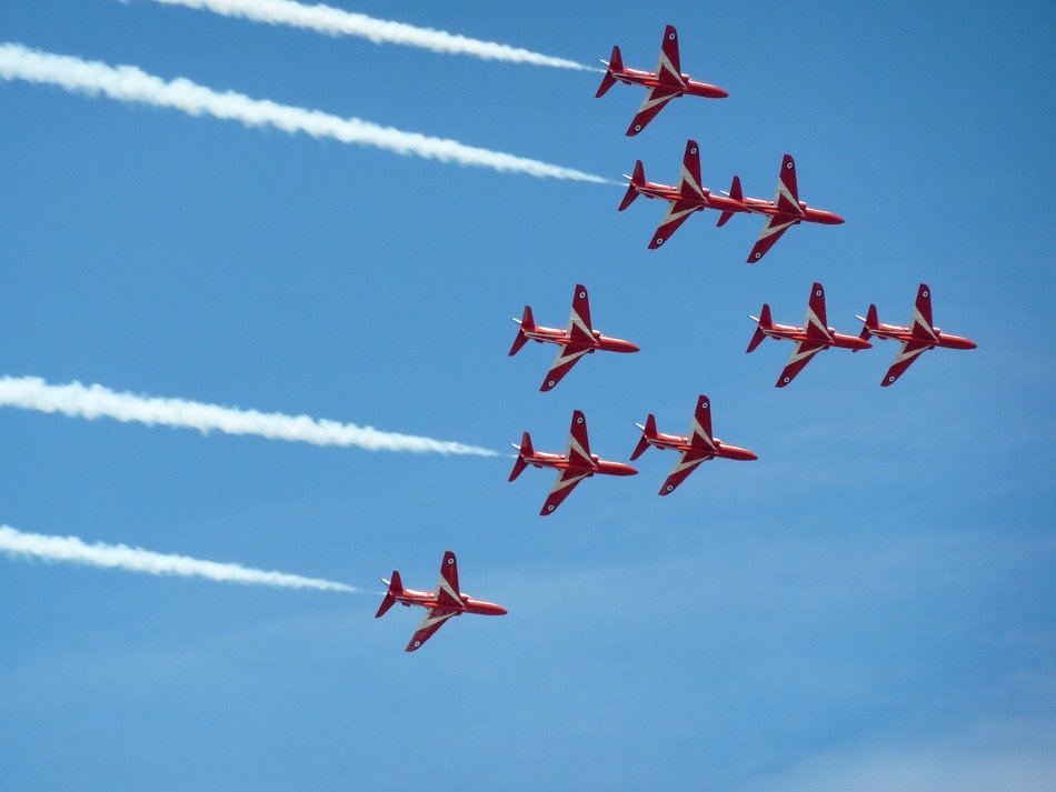airplanes make arrows at airshows