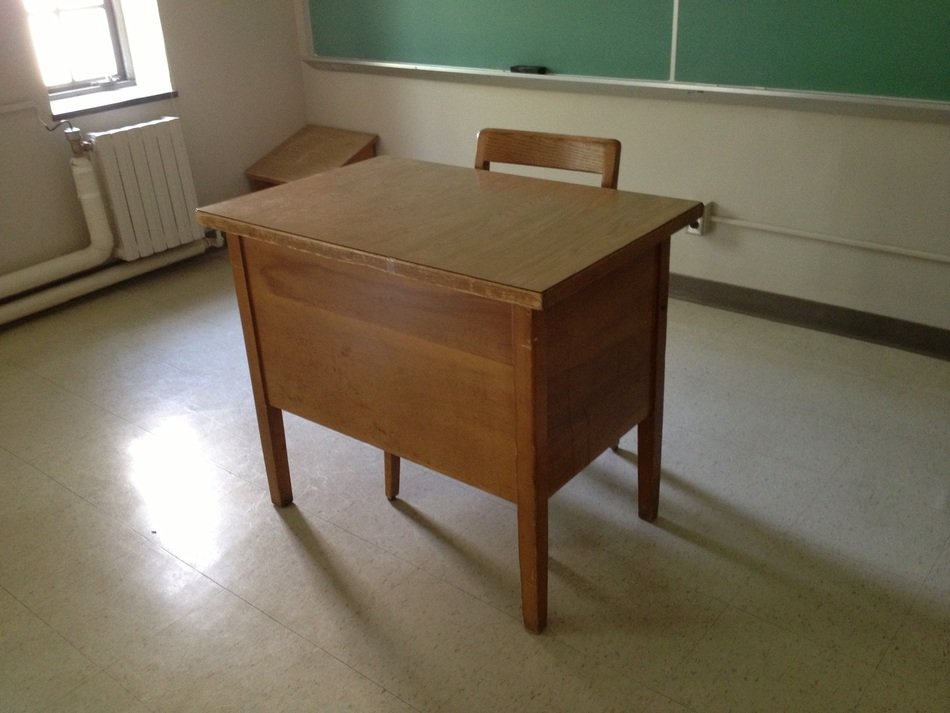 table for the teacher in the classroom