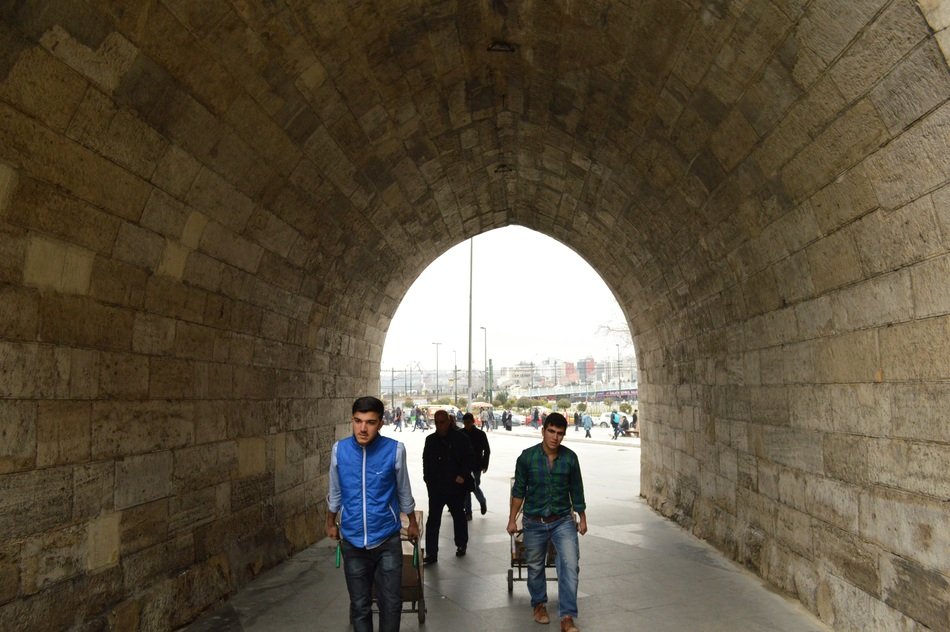 People walking through the arch in Eminönü, İstanbul