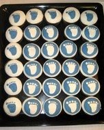 cupcakes with the image of the foot of the baby