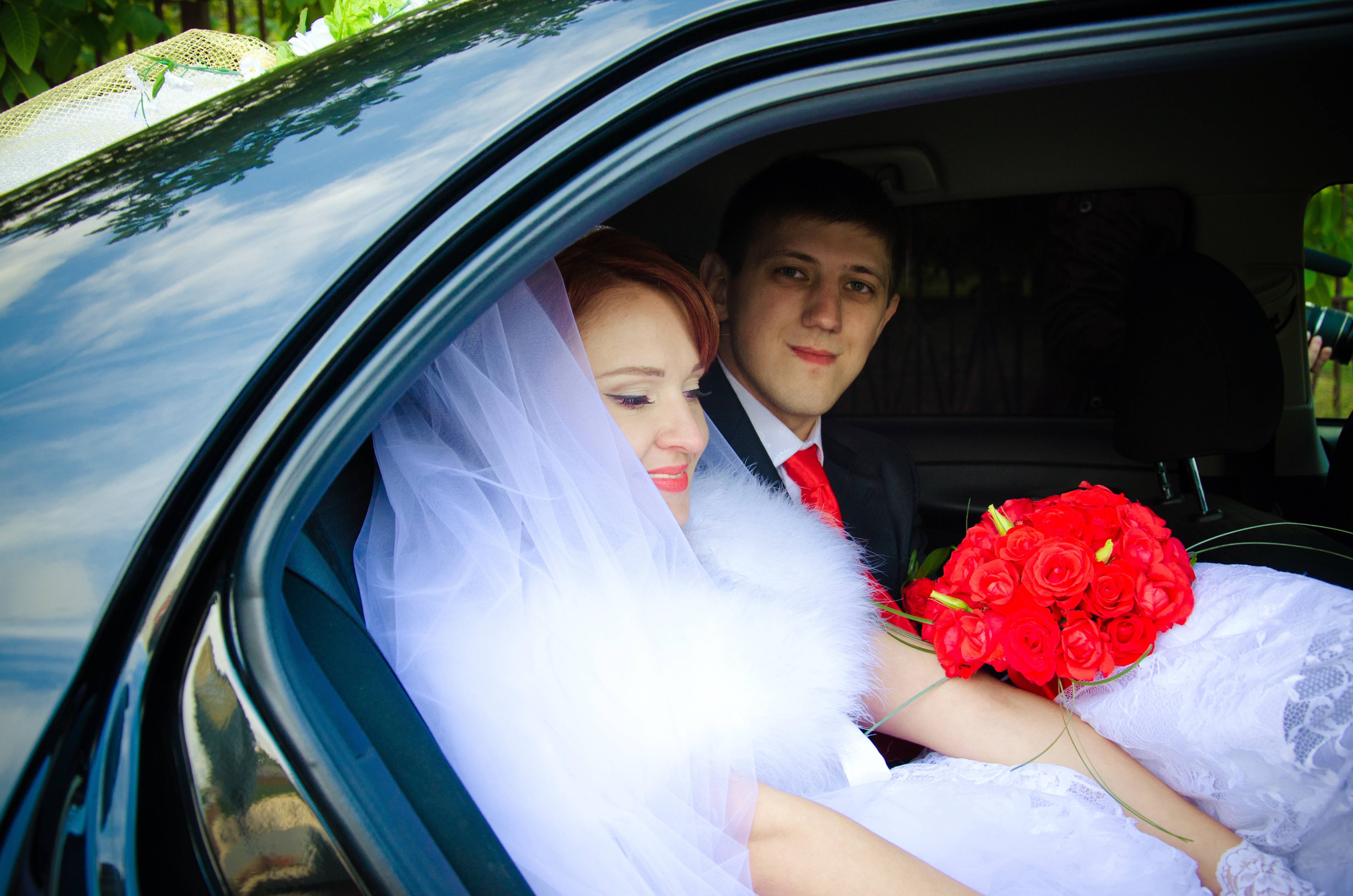 Лесневская жених с браком. Невеста. Машина жениха и невесты. Жених и невеста. Фотосессия жениха и невесты с машиной.