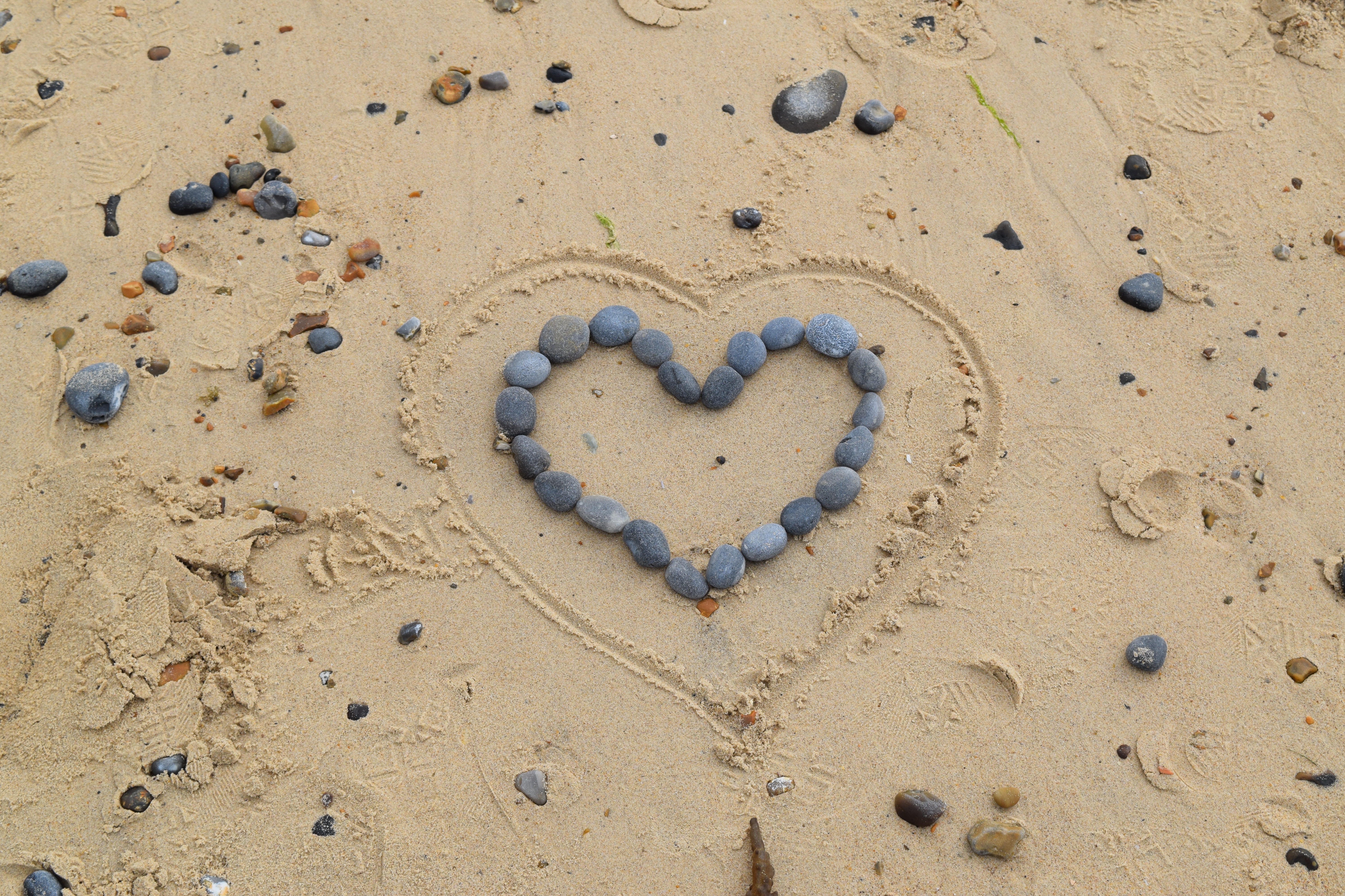 Сердечко из камушков на песке