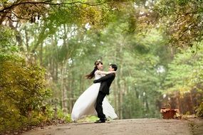 wedding couple in the park