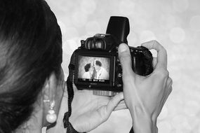 wedding photographer in black and white background