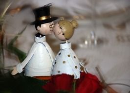 couple kiss statue