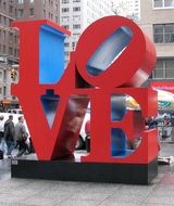 LOVE sculpture loin New York, United States